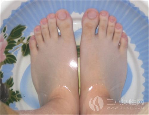 维生素缺乏一样会影响脚后跟干裂起硬皮