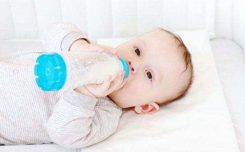 新生儿喝哪种奶粉好 新生儿一次喝多少毫升奶粉
