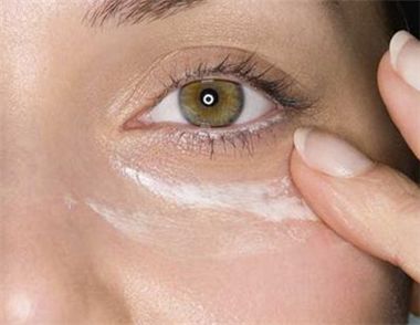 眼角脂肪粒是怎么形成的 如何预防眼角脂肪粒