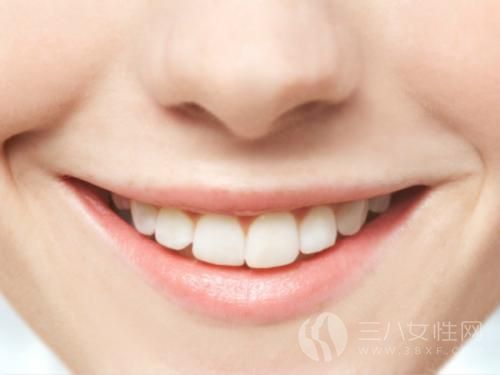 如何預防牙齒變黃 喝礦泉水可以預防牙齒變黃.jpg