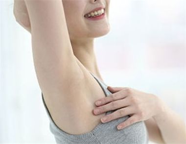 女性腋下出汗多是什么原因 女性腋下出汗的处理方法
