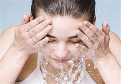 敏感皮肤一天洗几次脸合适 敏感皮肤洗脸用热水还是冷水好.jpg