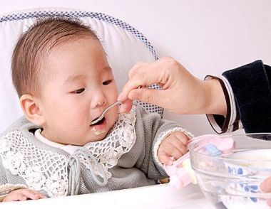 新生兒需要哪些營養 新生兒怎麼補充營養