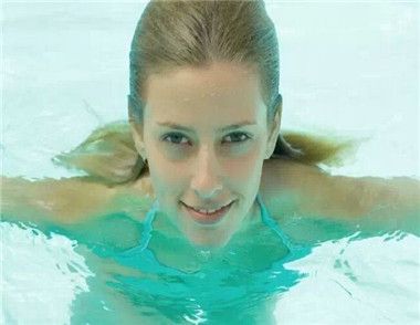 女人游泳需要注意什么 女性哪些情况下不能游泳