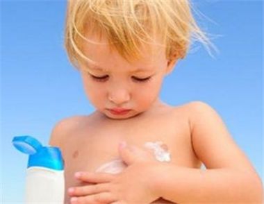 嬰兒防曬霜怎麼挑選 挑選寶寶防曬霜的注意事項