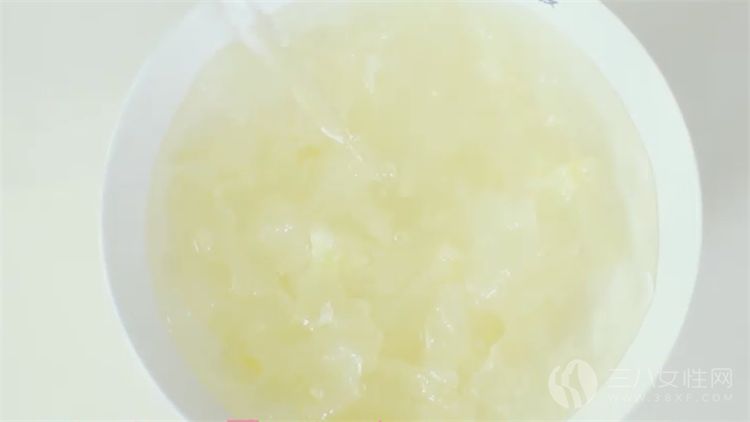 银耳莲子汤的做法具体步骤二.png