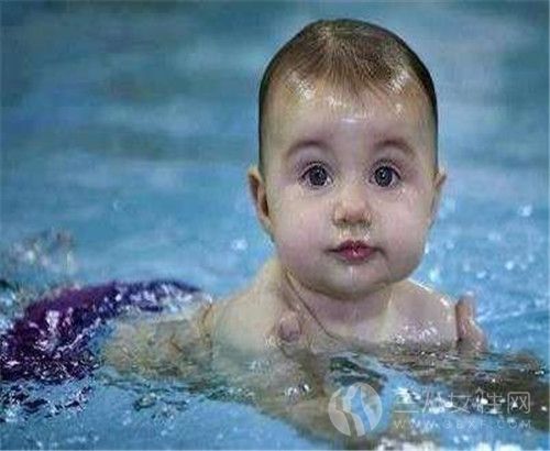 婴儿游泳的好处 婴儿游泳需要准备什么1.jpg