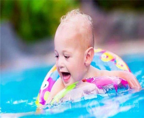 婴儿游泳的好处 婴儿游泳需要准备什么2.jpg