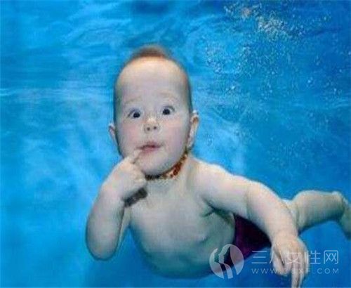 婴儿游泳的好处 婴儿游泳需要准备什么.jpg