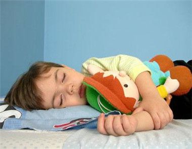 小孩睡觉磨牙是怎么回事 小孩睡觉磨牙怎么办