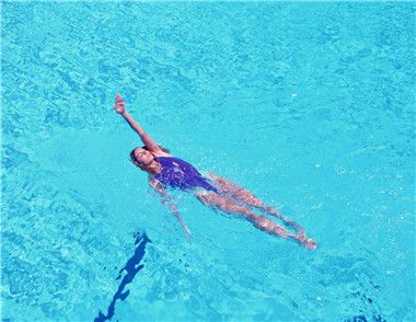 遊泳的好處是什麼 遊泳耳朵進水怎麼辦