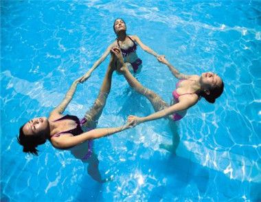 女人练水中瑜伽有什么好处 练水中瑜伽要注意些什么