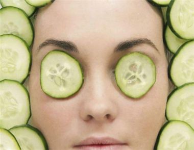 黃瓜敷臉的功效是什麼 黃瓜敷臉刺痛是怎麼回事