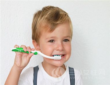 宝宝应该怎么刷牙.jpg