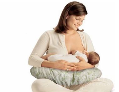 母乳喂养的姿势是什么.png