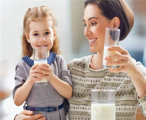女人多喝牛奶有什么好处 女人应该喝什么牛奶.jpg