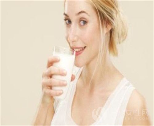 女人多喝牛奶有什么好处 女人应该喝什么牛奶2.jpg