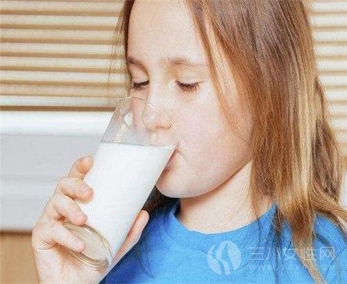 女人多喝牛奶有什么好处 女人应该喝什么牛奶1.jpg