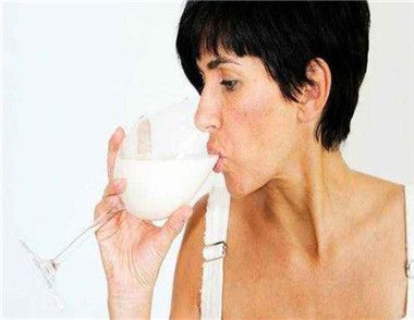 喝牛奶對女性有哪些好處 女性什麼時候喝牛奶好