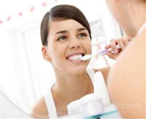刷牙牙龈出血是为什么 刷牙牙龈出血怎么办.jpg