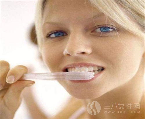 刷牙牙龈出血是为什么 刷牙牙龈出血怎么办1.jpg