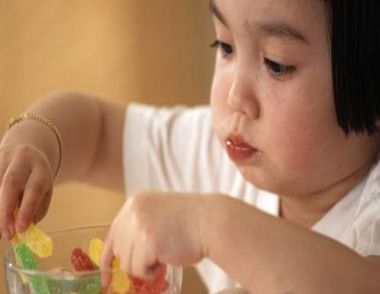 小孩吃零食有什么危害 小孩爱吃零食怎么办
