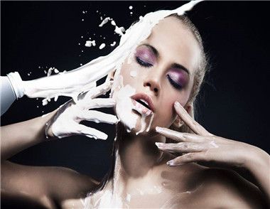 牛奶洗脸的方法有哪些 用牛奶洗脸能变白吗