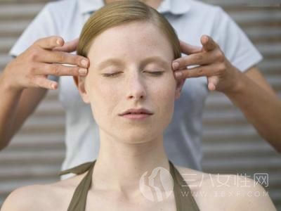 女性头疼的原因有哪些 怎么按摩可以缓解头痛.jpg