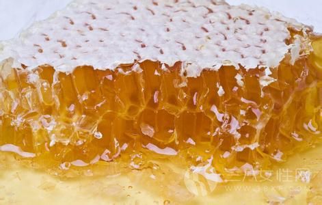 秋天吃蜂蜜有什么好处 秋天什么时候喝蜂蜜比较好.jpg