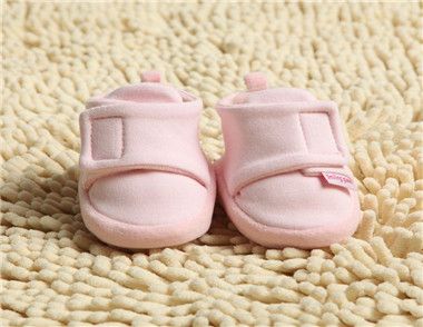 如何給寶寶挑選學步鞋 學步鞋大有講究