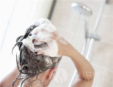 用很热的水洗头发.jpg