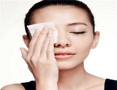 卸眼妆的误区有哪些 难怪眼周皮肤容易出问题