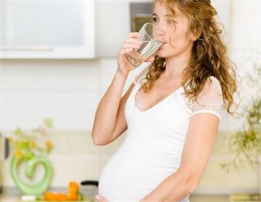 孕妇便秘如何改善 多喝水就能改善