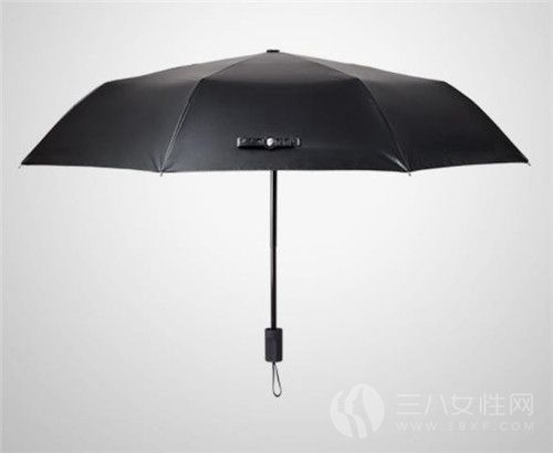 太阳伞能当雨伞用吗 百分之九十的人都用错了.jpg