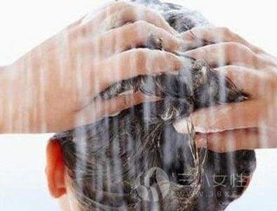用温水洗发减少掉发