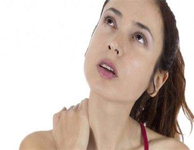 脖子颈纹深是什么原因 消除颈纹的方法
