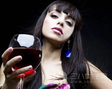 女性喝红酒能有效预防乳腺癌