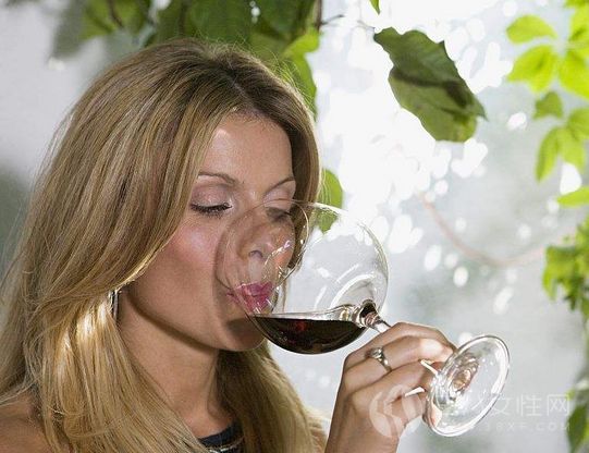 女性喝紅酒能預防心血管疾病