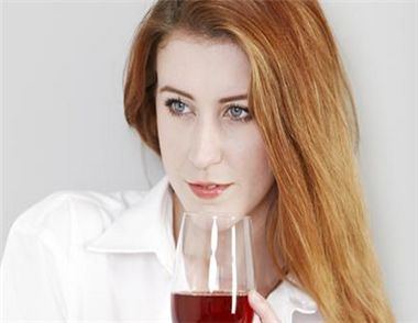 女性喝紅酒有什麼好處 適量飲用可以養顏