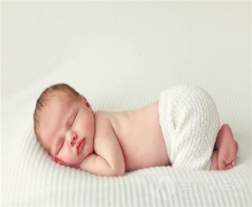 新生儿睡觉不踏实是什么 有哪些表现.jpg