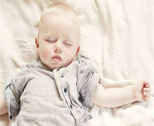 新生儿睡觉不踏实的原因有哪些 家长怎么做1.jpg