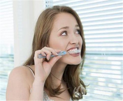 换新牙刷时容易牙龈出血，几天后情况改善是因为牙刷吗.jpg