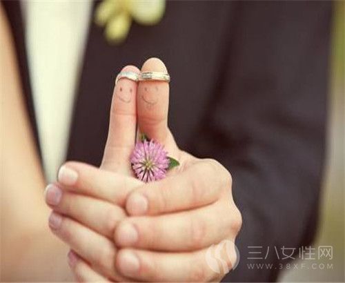 结婚戒指戴哪个手指 为什么这样戴.jpg