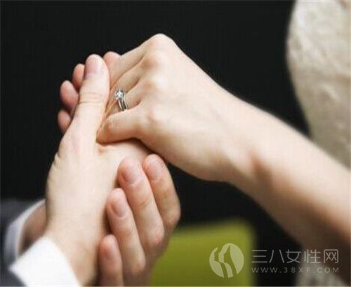 求婚戒指是必备的吗 应该戴在哪个手上2.jpg