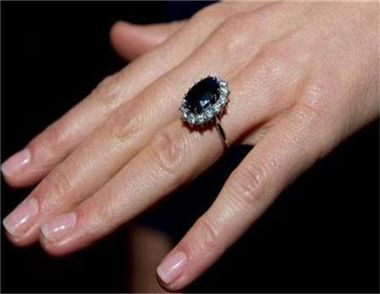 订婚戒指也是买一对吗 多少钱比较合适