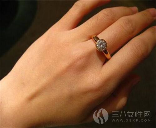 訂婚戒指也是買一對嗎 多少錢比較合適1.jpg