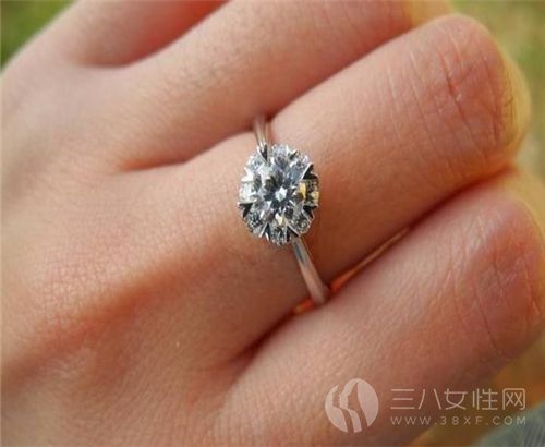 訂婚戒指也是買一對嗎 多少錢比較合適2.jpg