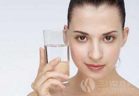 女性喝热水能预防衰老