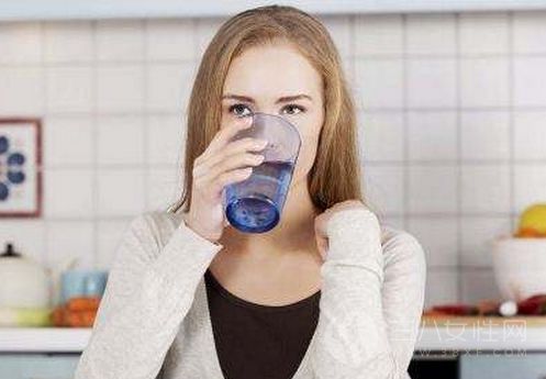 女性喝热水能助消化