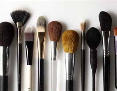 化妝工具應該如何清洗 借助清洗劑
